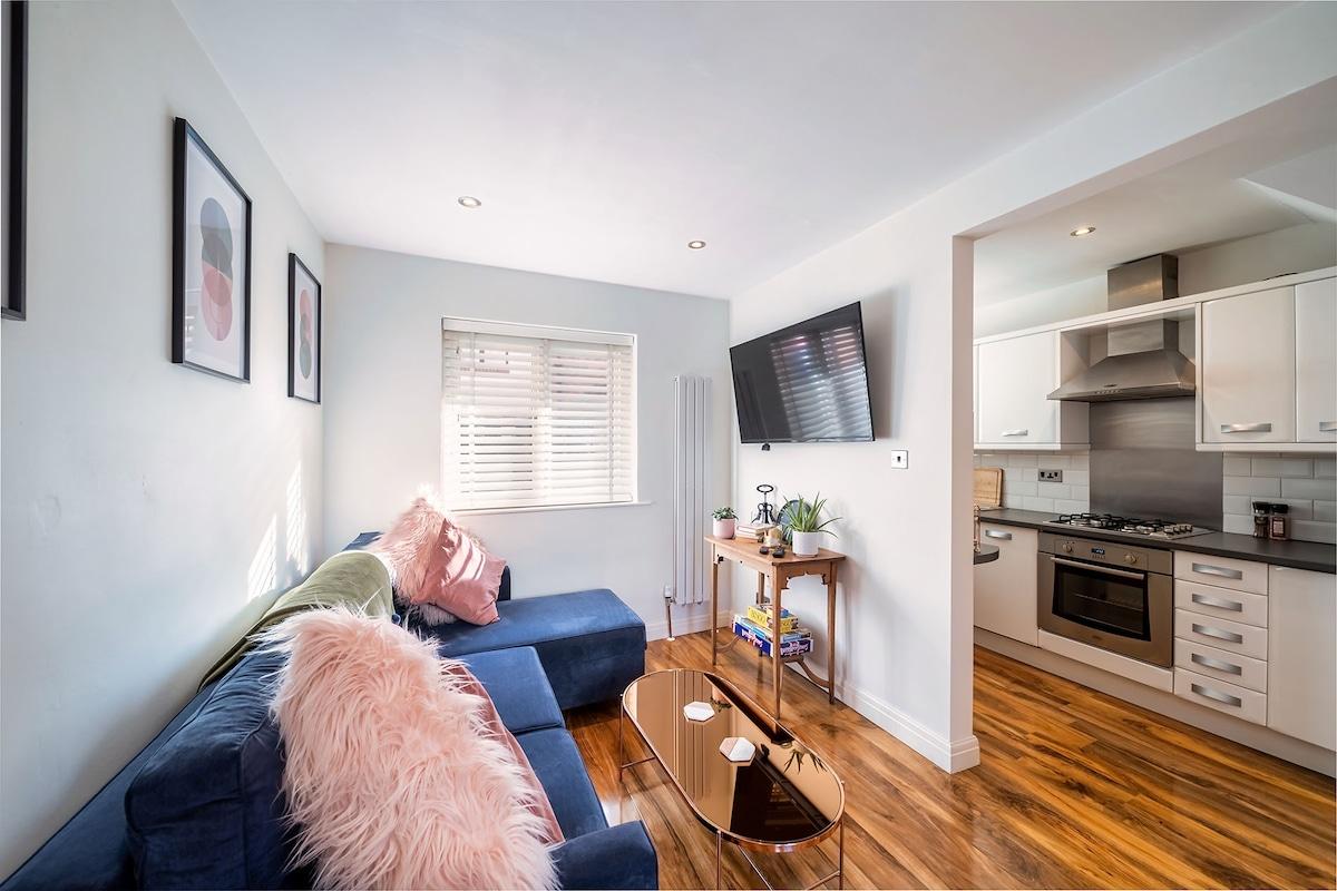 Chic Central House with Garden & Free Parking
