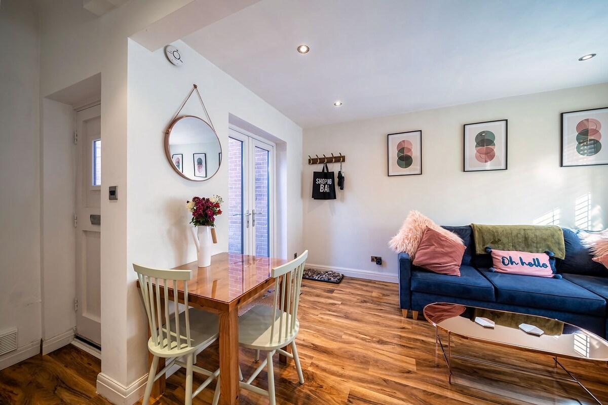 Chic Central House with Garden & Free Parking4